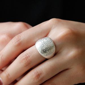 바이데이지 볼드 텍스처 오픈 실버 반지 Br0358
