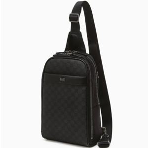 [닥스] 블랙 DD로고 가죽 슬링백 DBBA5F723BK