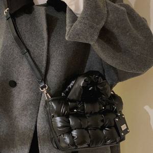 미니 크로스 시크 엠보 큐티백