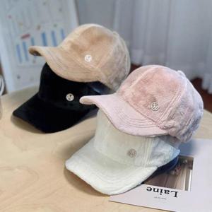 여자모자 여성 부드러운 퍼 소재 M 로고 포인트 데일리 볼캡