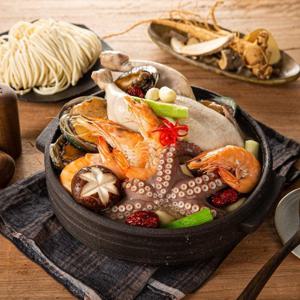 푸짐한 용왕해신탕 (닭+전복+문어+새우+약재)