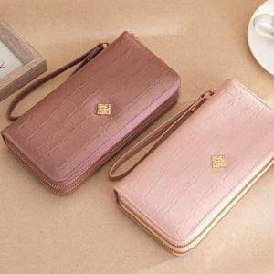 [신상오픈런]인조가죽 크로커패튼 금장지퍼 손잡이 여성장지갑