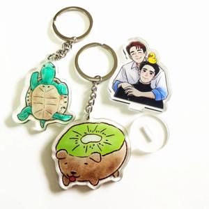 도매 맞춤 아크릴 사진 키체인 컬러 배경 패션 애니메이션 만화 피규어 키체인 귀여운 키링 가방 펜던트