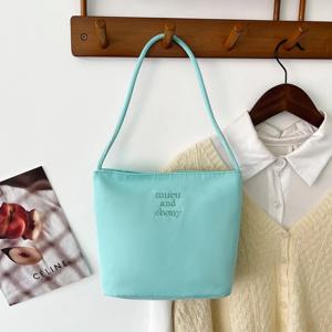 여름 신상 심플 나일론 겨드랑이 가방 한국 니치 디자인 알파벳 자수 휴대용 통근 버킷 백