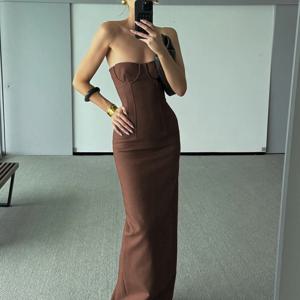 우아한 롱 스트랩리스 커피색 가운, 백리스 스플릿과 탄력 밴드 디자인으로 슬리밍 효과를 주는 여신 스타일 여성용 드레스