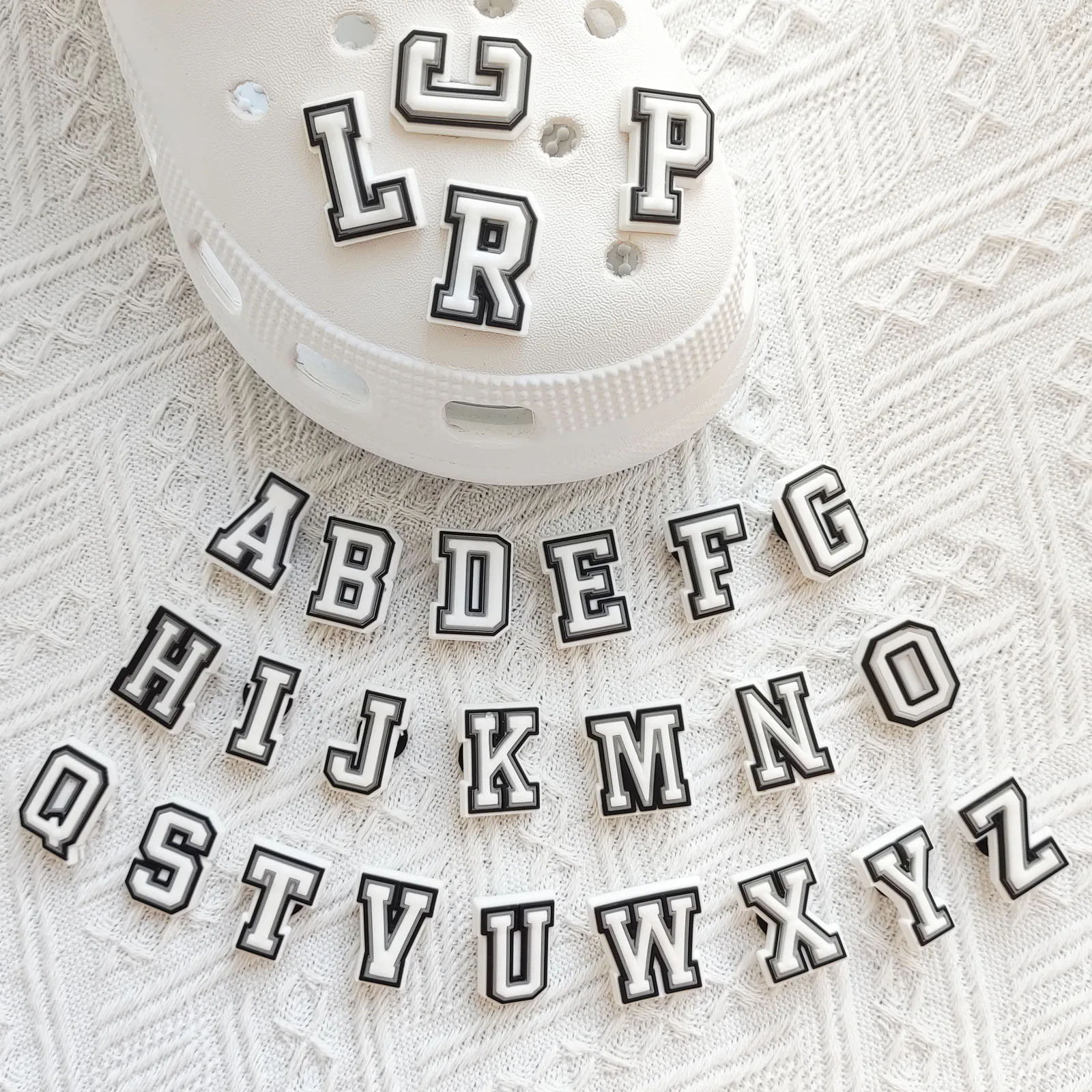 26Pcs 악어 신발에 대 한 알파벳 문자 시리즈 구두 매력 DIY 장식 프리미엄 품질 인기있는 매력 액세서리 버블 슬라이드