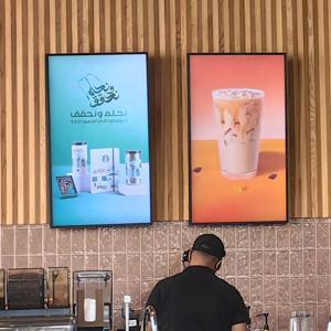 43 50 55인치 벽걸이형 광고 스크린 모니터 TV 디스플레이 플레이어 4K 디지털 사이니지 및 디스플레이 메뉴 보드 광고판