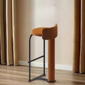 카페 비스트로 및 홈 장식을 위한 발판 둥근 등받이 카운터 높이 의자가 있는 현대적인 럭셔리 벨벳 덮개를 씌운 바 의자