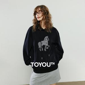 토유스 여성 후드티 2025 겨울 신상 루즈핏 크루넥 따뜻한 아플리케 자수 탑