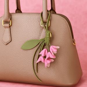 트렌디한 행거 플라워 PU 가죽 펜던트 수제 만화 가죽 키체인 창의적인 자동차 키링 가방 펜던트 여성용