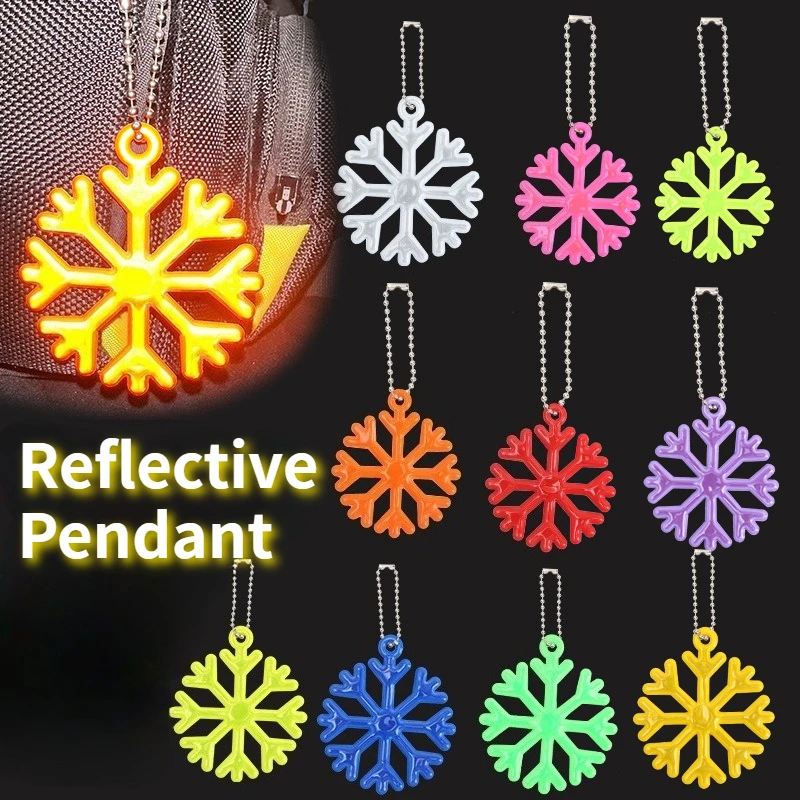 2Pcs 눈송이 모양 PVC 반사 펜던트 어린이 책가방 참 야간 달리기 및 사이클링 안전 경고 표지판 어둠 속에서 빛나는