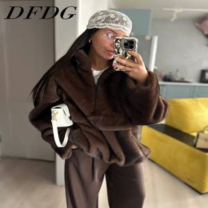 디에프디지 여성 디자이너 스트리트 오버사이즈 플러시 인조 모피 재킷 가을 겨울 2025 하프 집업 스탠드 칼라 솔리드 컬러 후드 코트
