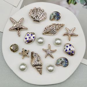 16개 해변용 황금 조개껍데기 신발 참 장식 DIY 블링 쉘 신발 버클 액세서리 불가사리 클로그 신발 클립 장식