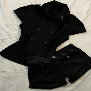 슬리밍 블랙 통근 스타일 여성 여름 2026 패션 세트 하이웨이스트 반팔 상의와 반바지 투피스 수트