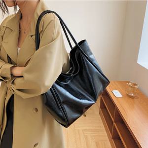 가볍고 세련된 심플 여성 가죽느낌 빅백 쇼퍼백 숄더백 큰가방 트렌드잇