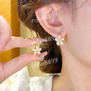 미혼남녀의효율적만남 이의영 한지민 귀걸이 옷 의상 쥬얼리 7회 꽃 이어링 패션