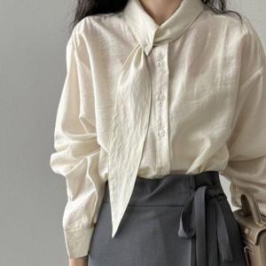 SUTA 프렌치 스카프 넥 여성 긴팔 블라우스 리본 타이 하객룩 새틴 루즈핏 오피스룩 셔링 레이스셔츠 오버