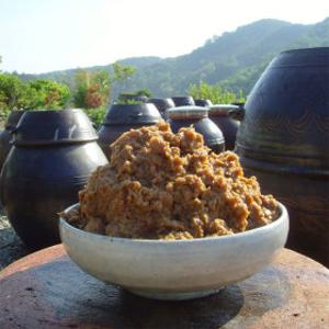 지리산산골 3년숙성 재래식집된장 간장 고추장 청국장 ( 전통된장 1kg ) 입니다.