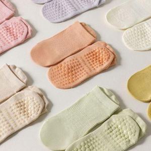 [에이치플러스몰]여성용 미끄럼방지 논슬립 발목양말 요가 필라테스 단목 덧신 어르신 요양원활동 스포츠..