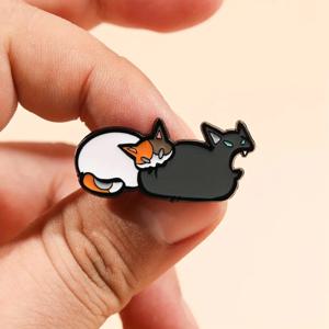 1개 고양이 에나멜 브로치 - 귀여운 고양이 디자인으로, 옷깃, 가방이나 보석에 딱 맞습니다.