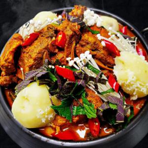 대용량 감자탕 3kg+선착순 돌돌이 당면 증정 / 얼큰한 전통 직화가마솥 감자탕