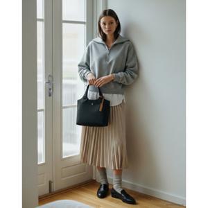 헤지스 액세서리 여성 25FW 스테디셀러 블랙 로고장식 나일론 토트백 WIBA5F714BK