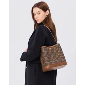 닥스 액세서리 여성 25SS 스테디셀러 브라운 로고장식 가죽 숄더백 WCBA5E102W2