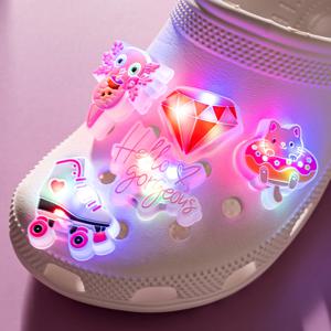 1PCS 핑크 LED 구두 매력 귀여운 동물 고양이 돼지 크리스마스 트리 여성을위한 빛나는 구두 버클 핀 방해물 액세서리 청바지 펜던트