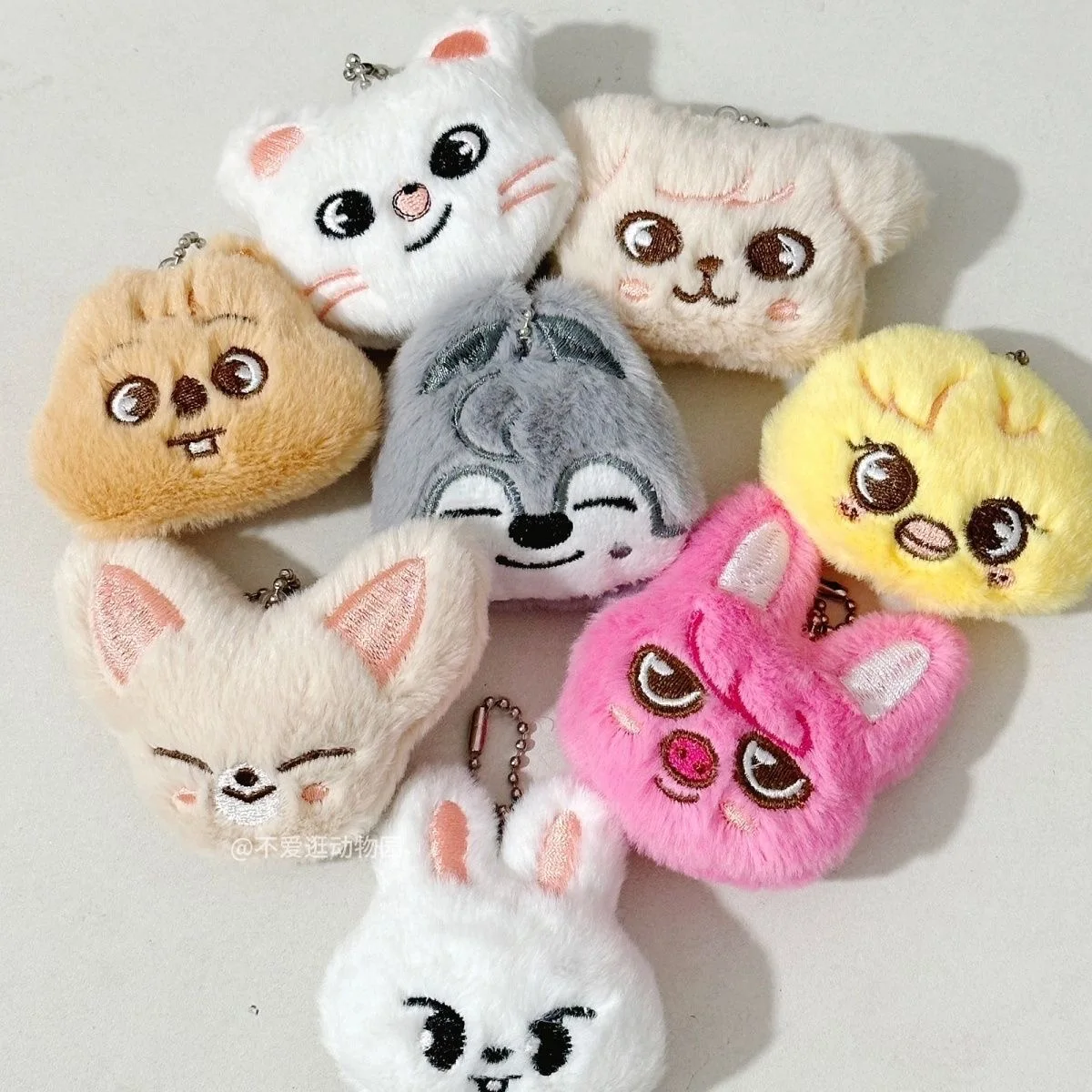 8pcs 귀여운 동물 디자인 미니 키 체인 플러시 만화 인형 동물 인형 열쇠 고리 KPOP 팬 선물 귀여운 펜던트 생일 선물