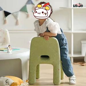 다채로운 반점 무늬 어린이용 플라스틱 의자 및 의자 세트 창의적인 책상 학교 가구 거실이나 공부방에 완벽