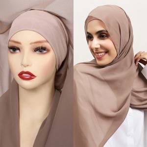 뜨거운 판매 프리미엄 인스턴트 쉬폰 Hijab Bulit-in 자석 솔리드 컬러 이슬람 여성을위한 언더 캡이있는 목도리 랩 착용하기 쉬운