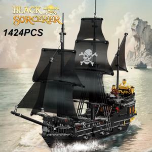 1424PCS 검은 해적선 빌딩 블록 해골 유령 보트 모델 데스크탑 장식 교육 DIY 장난감 어린이를위한 휴일 선물