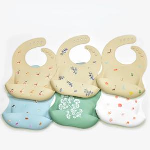INS Baby Bibs BPA 무료 방수 부드러운 실리콘 타액 고체 떨어지는 바나나 턱받이 만화 인쇄 꽃 조절 가능한 점심 앞치마