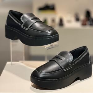 핏플랍24FW F-루마 레더 여성 로퍼 FFSO4F069BK 블랙