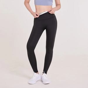 사우나처럼 땀 쭉 빼는 핫한 레깅스! 운동 효과가 배가 되는 마법