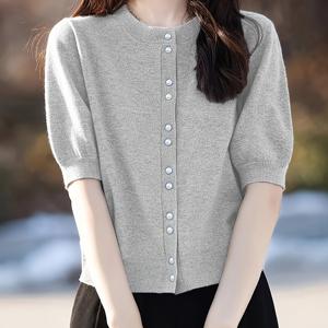 TEMU 여성용 반팔 니트 가디건, 고급스러운 느낌, 진주 버튼, 라운드 넥, 그리고 여유로운 핏을 특징으로 합니다.