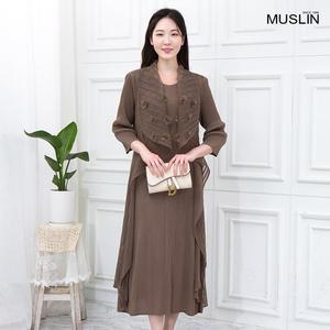 여성 엄마옷 모슬린 코사지 플리츠 원피스 OP106059 중년여성의류/50대/60대/마담/빅사이즈/할머니옷