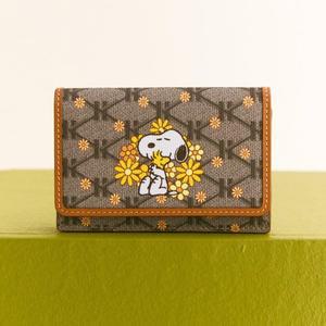 [헤지스](대구신세계)[PEANUTS X HAZZYS] 시그니처 패턴 브라운 가죽 스누피 플랩카드 HIHO4F303W2