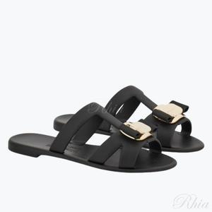 살바토레 페라가모 25SS 01J325 779972 뉴 바라 플레이트 스트랩 슬라이드