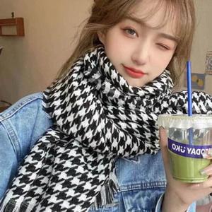 크래식 느낌 코디하기 쉬운 여성 겨울 용품 머플러
