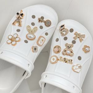 14pcs 스파클링 라인 석 가짜 진주 구두 매력 핀 세트 CROCS 나막신에 적합한 DIY 분리형 장식 액세서리