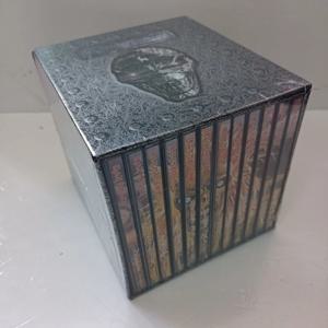 샤프한 기타와 변화하는 리듬이 어우러진 영국 헤비메탈 뉴웨이브 헤비메탈 밴드 15CD 박스 세트