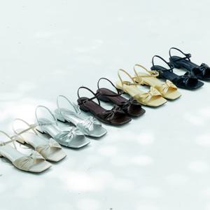 [정상가:112,000원] KM218 핸드메이드 레더 셔링 리본 스트랩 플랫 샌들 l 5Colors