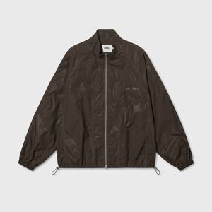 레이어드 로고 유광 코팅 바람막이 [BROWN]
