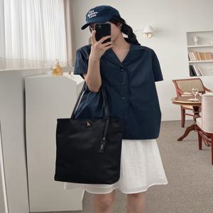 [헤지스 액세서리]  HIBA5E918BK [선물추천][SAVER] 블랙 나일론 퍼피 로고 나일론 슬림 숄더백 L