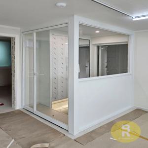 ㄱ자중문 파티션 초슬림유압 비대칭양개스윙 화이트 투명강화유리