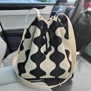 TEMU 세련된 블랙 & 화이트 기하학 패턴 니트 토트백 - 다용도 버킷 스타일 크로스바디 & 숄더백 여성용, 폴리에스터 소재, 세탁기 사용 가능, 스몰 크로스바디 백
