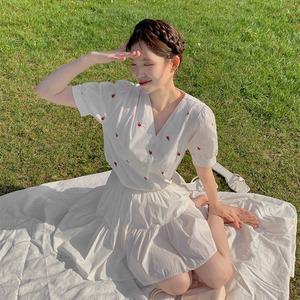 크링 v넥자수 퍼프블라우스