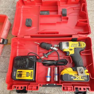 중고 디월트 충전임팩렌치 DCF880M2(18V/5.0Ah/1팩)올구성품