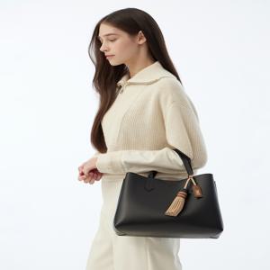 [10%+10%쿠폰] 액세서리 여성] [[24SS]] WCBA4E361BK 블랙 단색 소가죽 토트백 겸 크로스백 M
